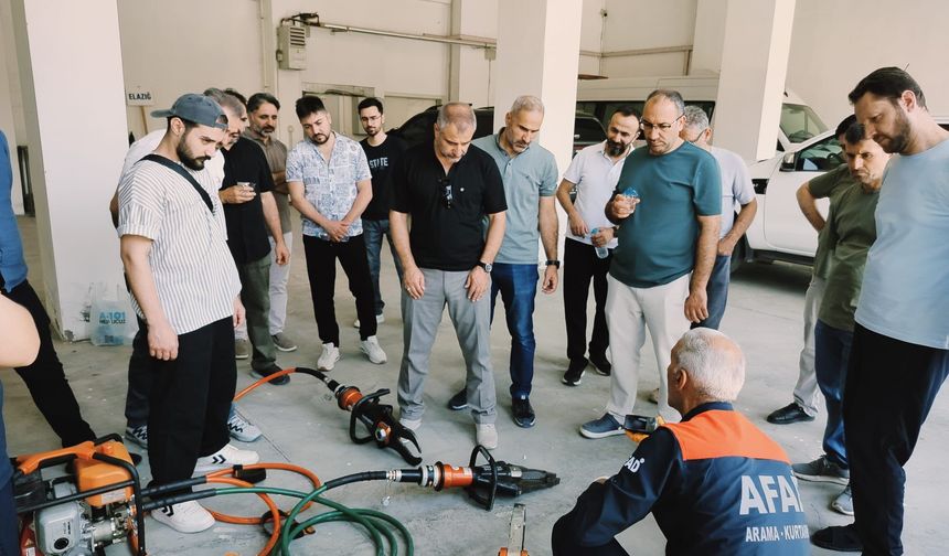 Elazığ'da İyilik Derneği Ekibine Enkazda Arama ve Kurtarma Eğitimi Verildi
