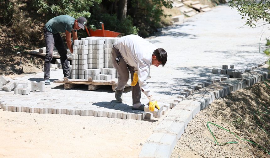 Sivrice Gözeli Köyü'nde Kilitli Parke Çalışmaları Sürüyor