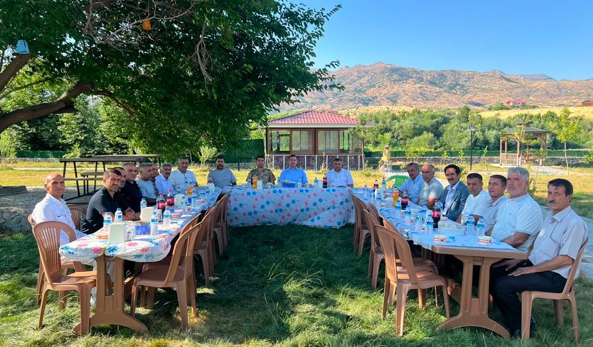 Alacakaya'da Muhtarlarla Hizmet Değerlendirme Toplantısı