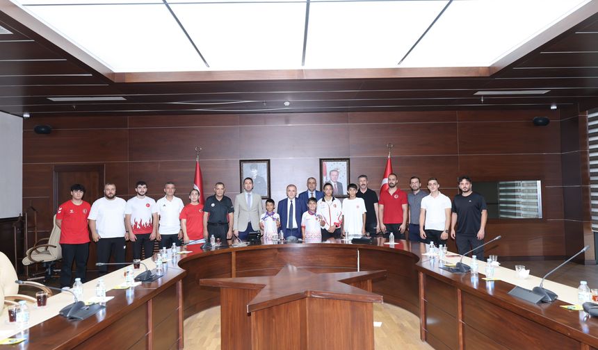 Şampiyon Sporcular Vali Hatipoğlu’nu Ziyaret Etti