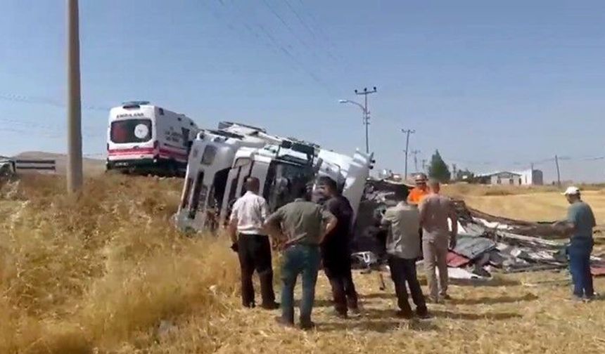 Elazığ'da kamyon yat yattı:Faciadan dönüldü