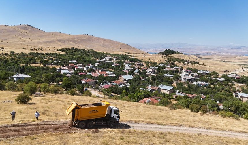 Pirinççi Köyü’nde Yol ve Çevre Düzenleme Çalışmaları Sürüyor