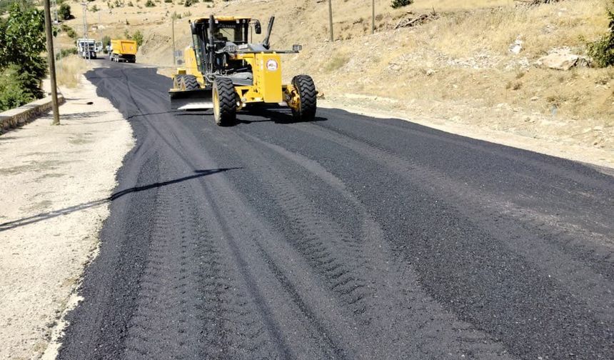 Üçocak Beldesi'nde Asfalt Mesaisi Sürüyor