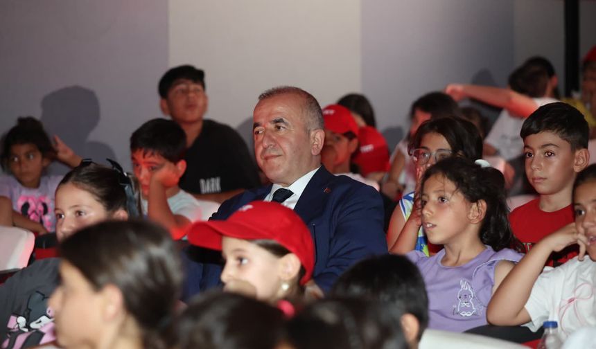 Vali Hatipoğlu, TRT Sinema Tırı’nı Ziyaret Etti
