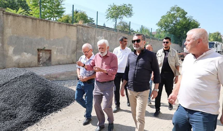Başkan Şerifoğulları Rızaiye’de Asfalt Çalışmalarını Denetledi