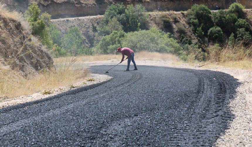 Keban Bahçeli Köyü’nde Yol Çalışmaları Sürüyor