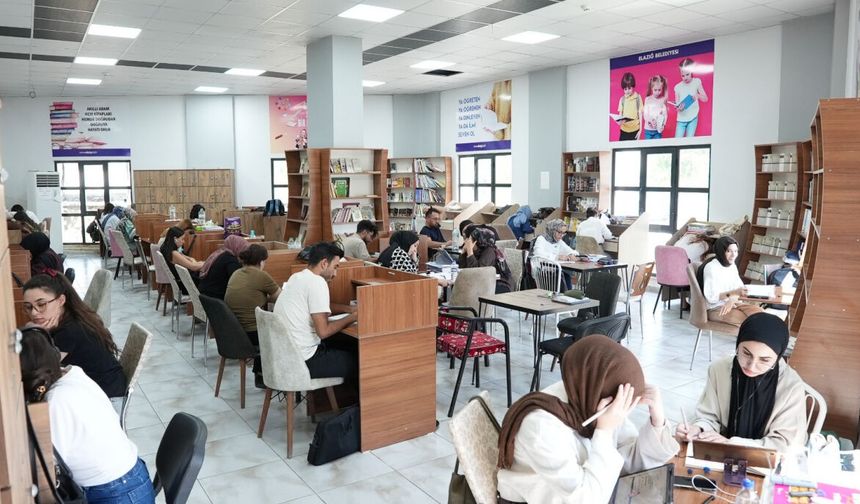 Elazığ Belediyesi Kütüphanelerinde Gençler Geleceğe Hazırlanıyor