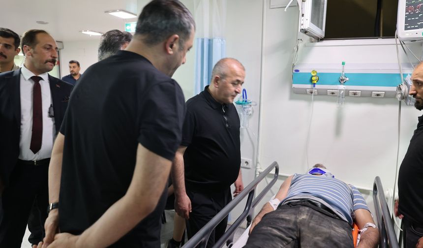 Nimri Köyü’nde Minibüs Kazası: Vali Hatipoğlu Yaralıları Ziyaret Etti