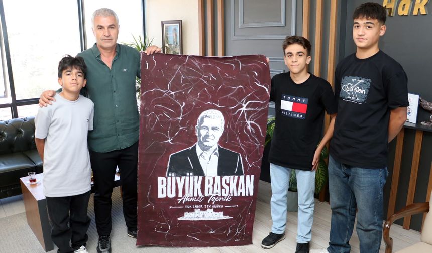 Minik Taraftarlardan Başkan Ahmet Toprak’a Anlamlı Hediye
