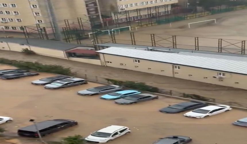İSTANBUL’DA SEL KABUSU: CADDELER GÖLE DÖNDÜ