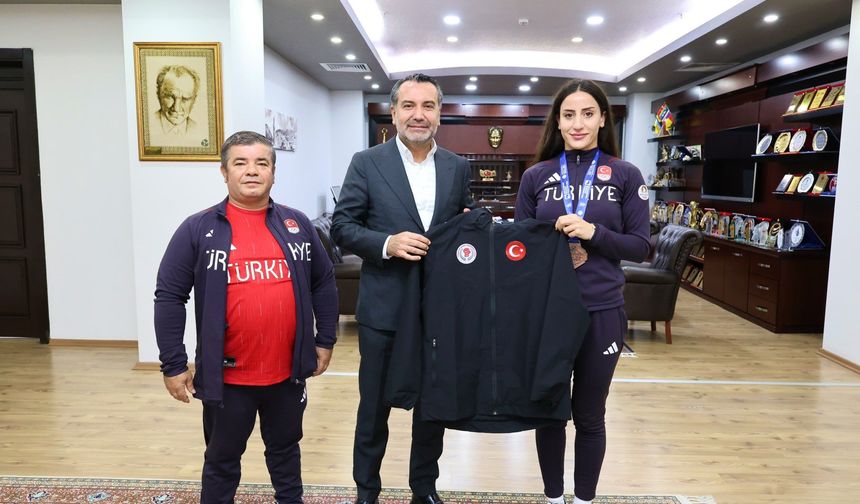 Avrupa’dan Madalyayla Dönen Gizem Özer’e Tebrik