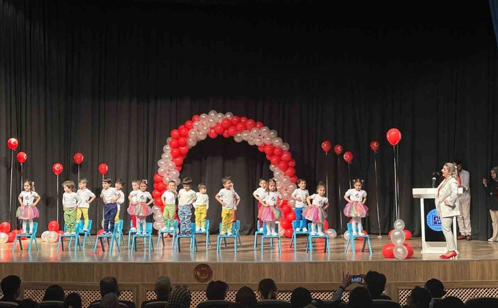 Elazığ’da Miniklerin 23 Nisan Gösteri Alkış Aldı