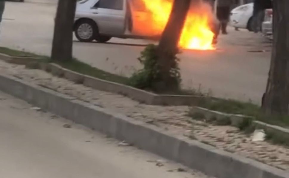 Elazığ’da park halindeki araç alev alev yandı