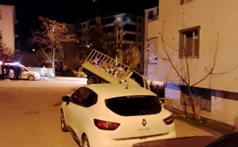 Elazığ’da pikap apartman bahçesine uçtu