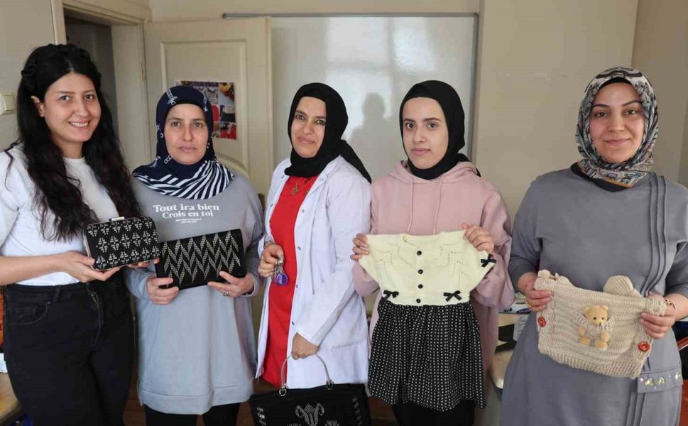 Kadınlar el sanatları kursunda hem sosyalleşiyor hem de öğreniyor