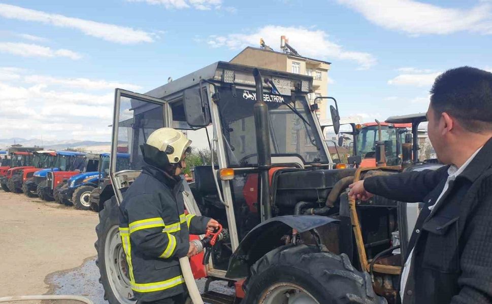 Kovancılar’da Seyir Halindeki Traktör Alev Aldı