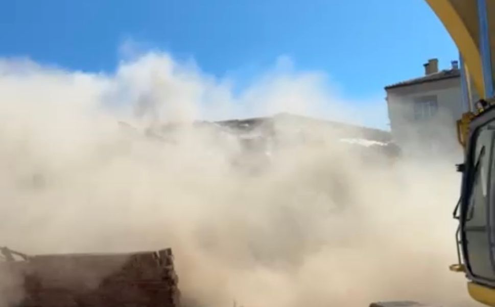 Elazığ’da ağır hasarlı yapıların yıkımları sürüyor