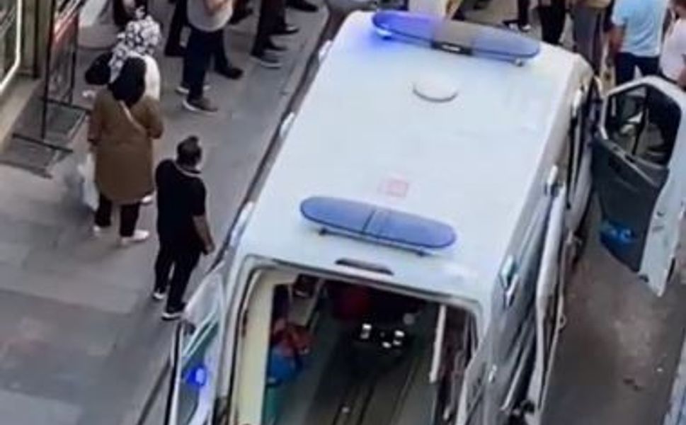 Sokak ortasında kalbi duran şahıs, vatandaşın kalp masajı ile hayata döndü