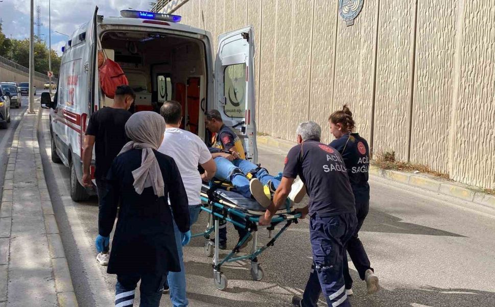 Otomobil aydınlatma direğine çarptı: 3 yaralı