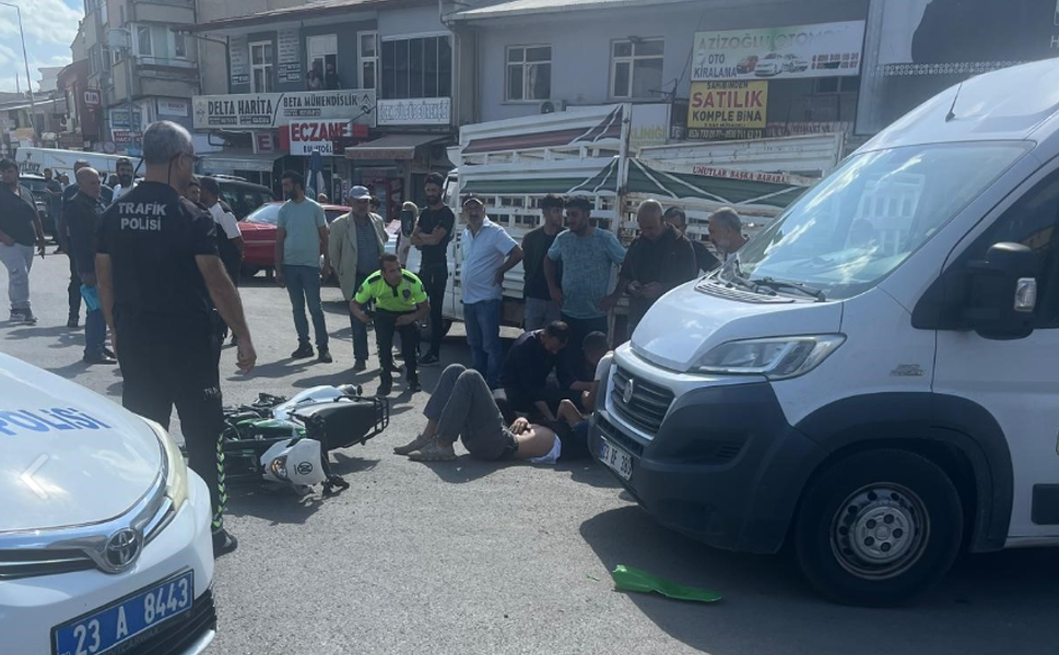 Karakoçan’da Panelvan ve Motosiklet Çarpıştı: 1 Yaralı