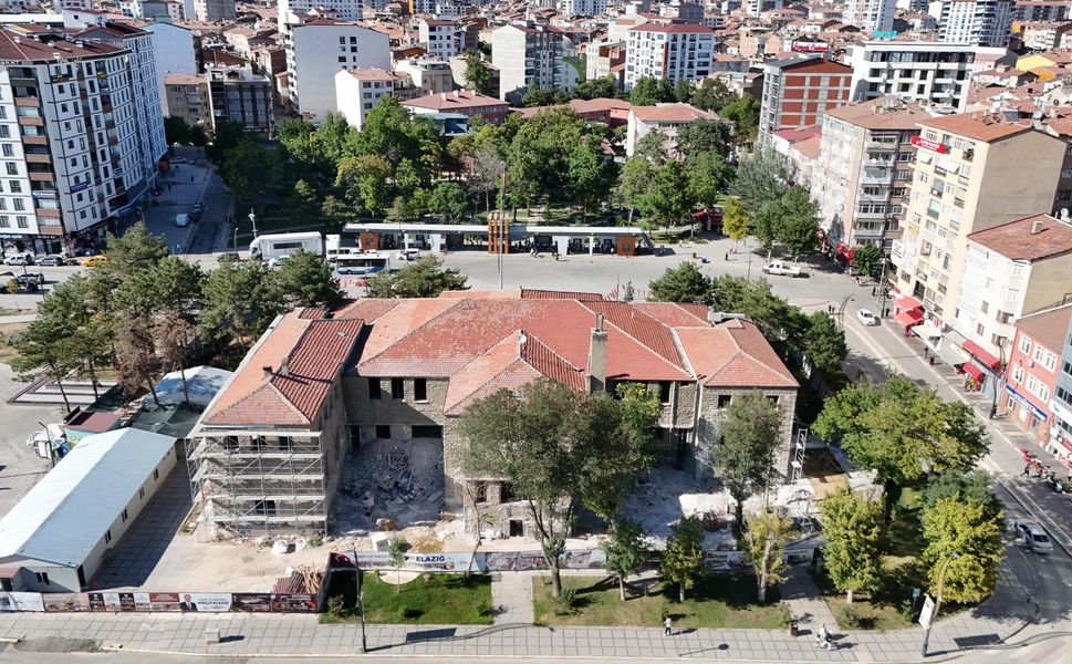 Başkan Şerifoğulları, Tarihi Öğretmenevinde Çalışmaları İnceledi