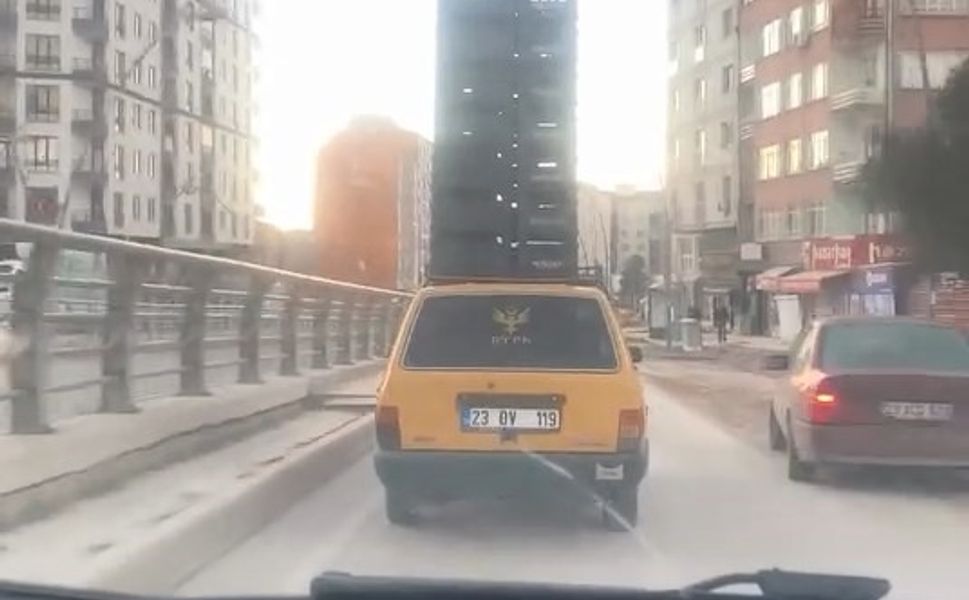 Otomobilin Tavanında Sebze Kasaları Taşıdı, trafiği tehlikeye attı