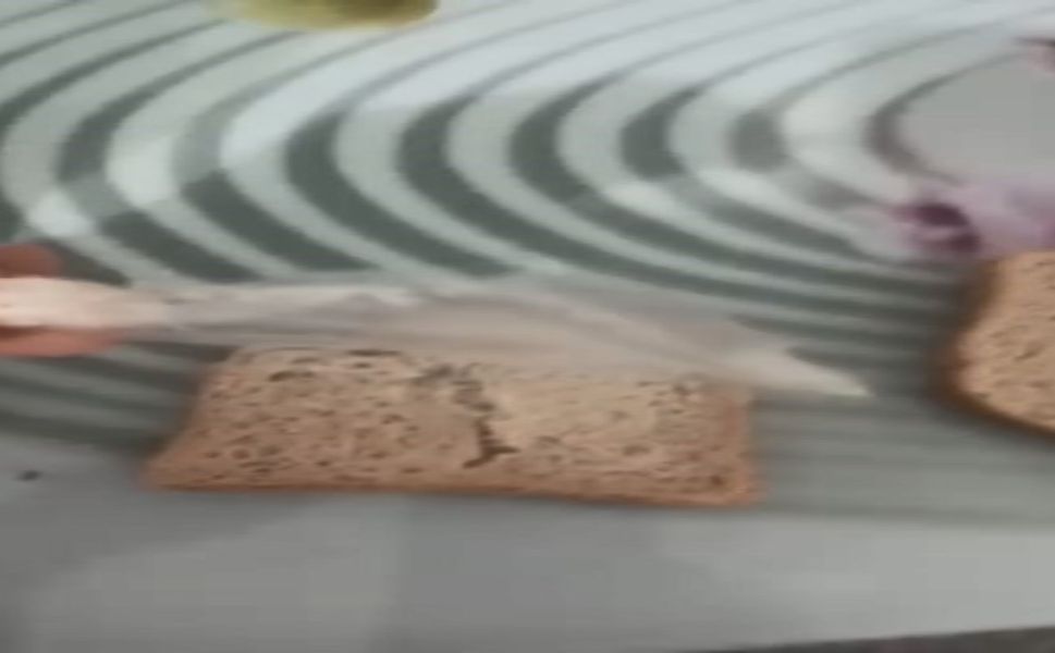 Elazığ’da Ekmeğin İçerisinden Poşet Çıktı