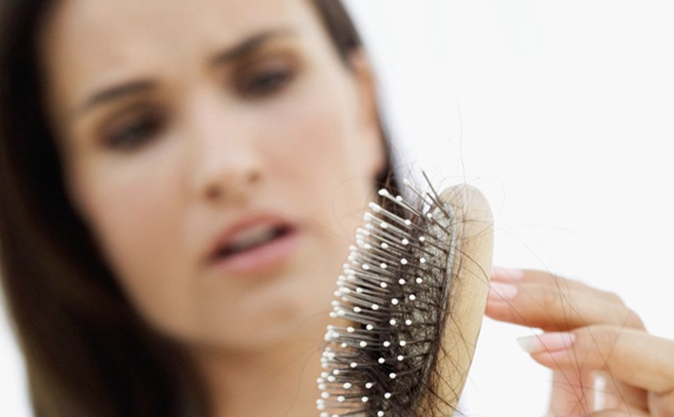 "Kadınlarda saç dökülmesinin gizli nedenleri"