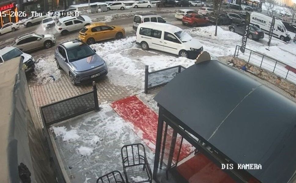 Elazığ'da 3 Aracın Karıştığı Kaza Kamerada: 1 Yaralı