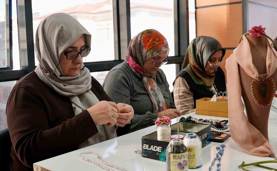 Elazığ'da Kadınlara Yönelik Kurs Programı Sürüyor