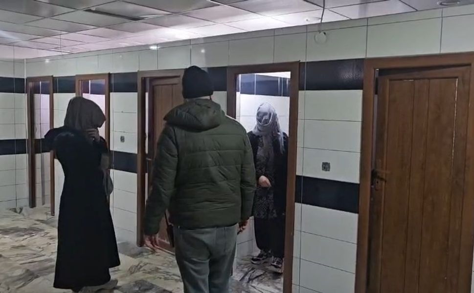 Zabıtadan Kaçan Dilenciler Cami Tuvaletinde Yakalandı