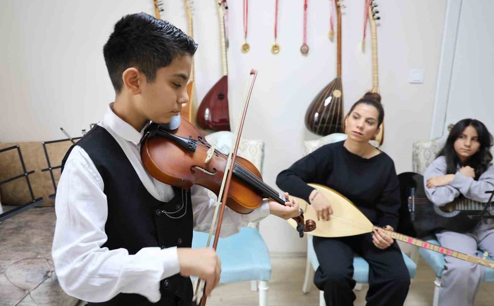 Depremden sonra müziğe sarılan anne çocuklarıyla üç enstrüman çalıyor