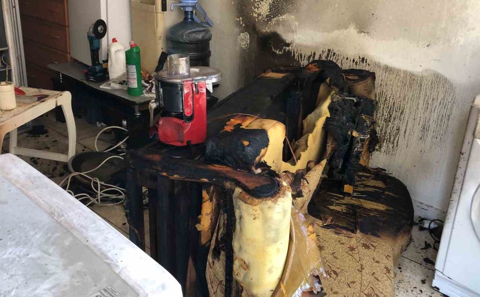 Elazığ'da Depo Yangını Ekiplerce Söndürüldü