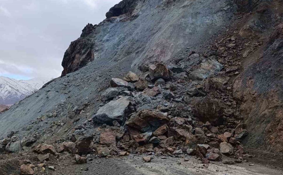 Elazığ'da Heyelan Yolu Kapadı