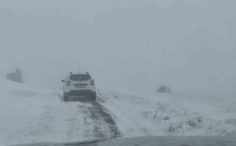 Elazığ'da Kar Yağışında Mahsur Kalan Araç Kurtarıldı