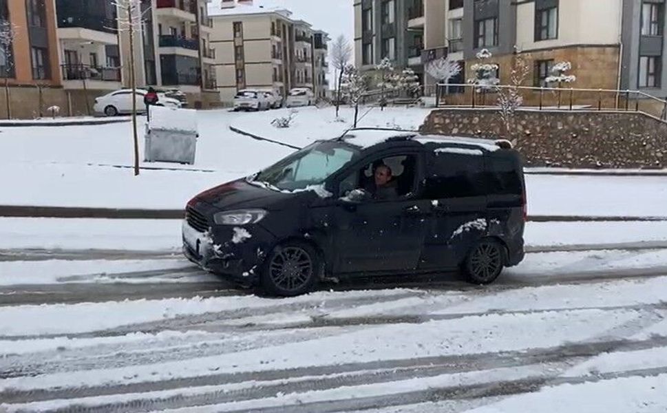 Elazığ'da Kar Yağışından Dolayı Araçlar Yolda Kaldı