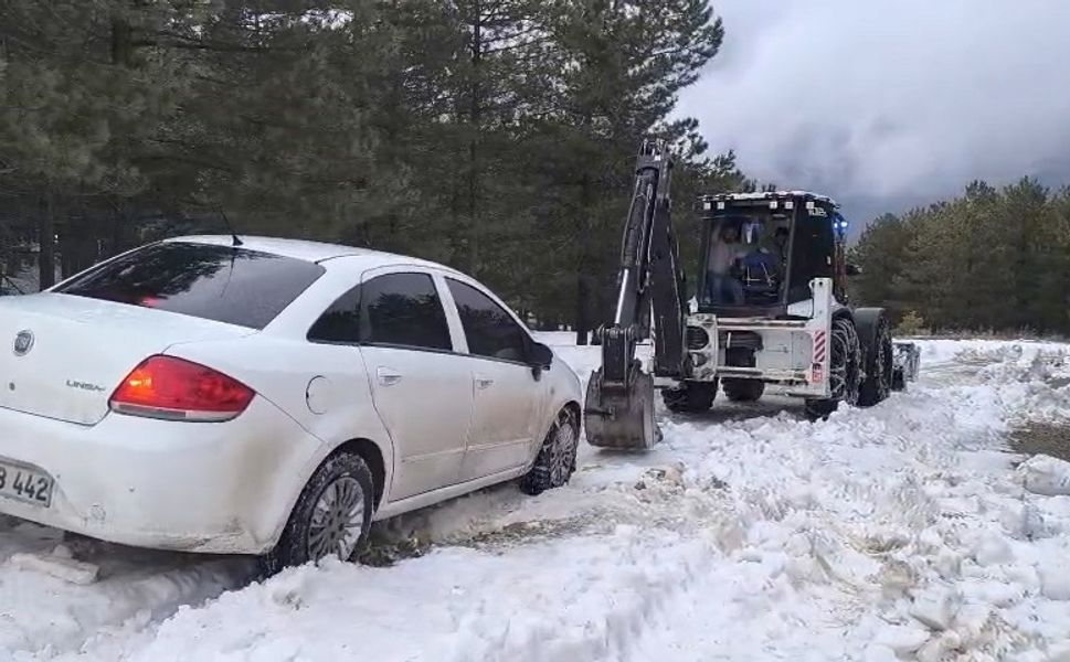 Elazığ'da Karda Mahsur Kalan Otomobil Kurtarıldı