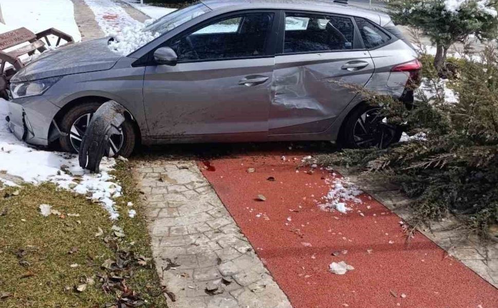 Elazığ'da Otomobil Kaldırıma Çıktı: 1 Yaralı