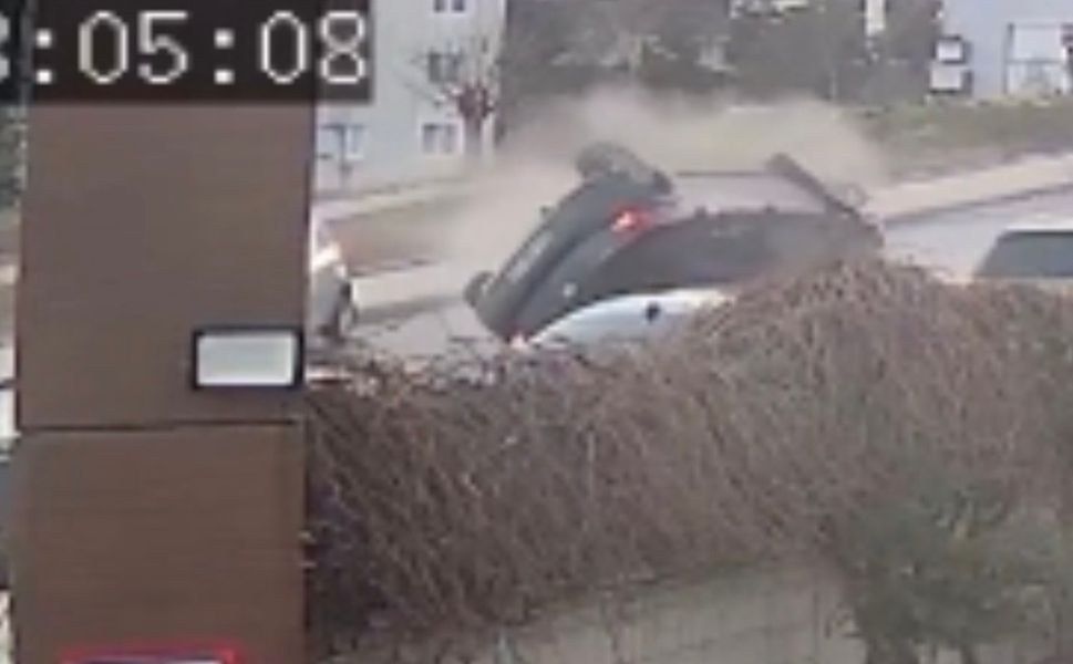 Elazığ'da Otomobilin Ters Döndüğü Kazanın Görüntüleri Ortaya Çıktı