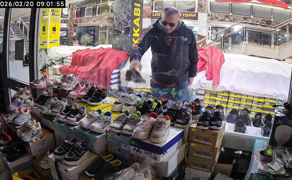 Önce Beğendi Ardından Poşete Koyup Çaldı