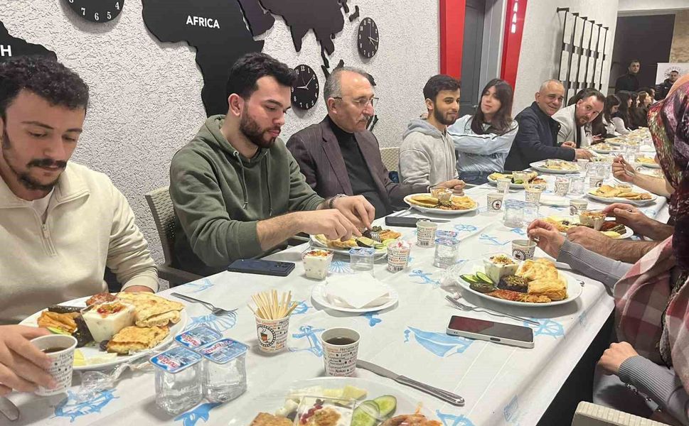 Rektör Göktaş, Çalışan Öğrencilerle Sahurda Buluştu