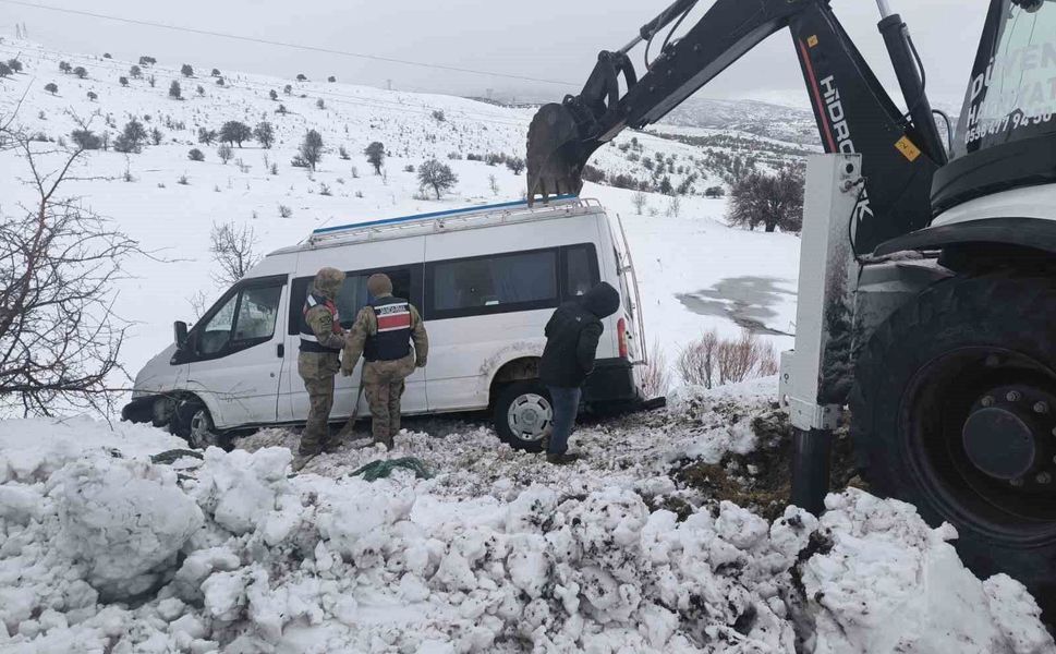 Şarampole Sürüklenen Minibüs, Ekipler Tarafından Kurtarıldı
