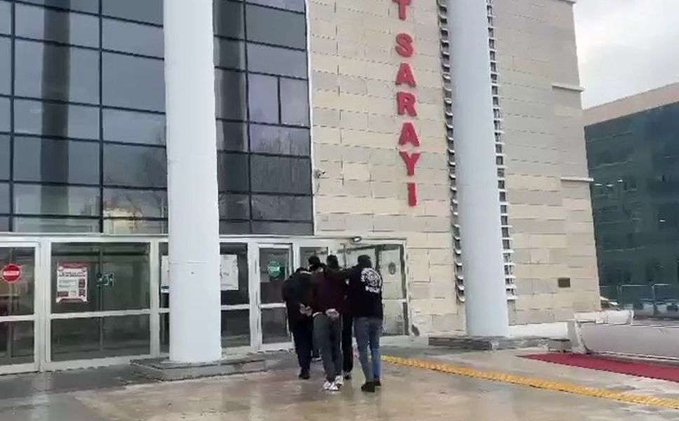 Sazan Sarmalı İle 3 Milyon Liralık Vurgun Yapan 2 Şüpheli Yakalandı