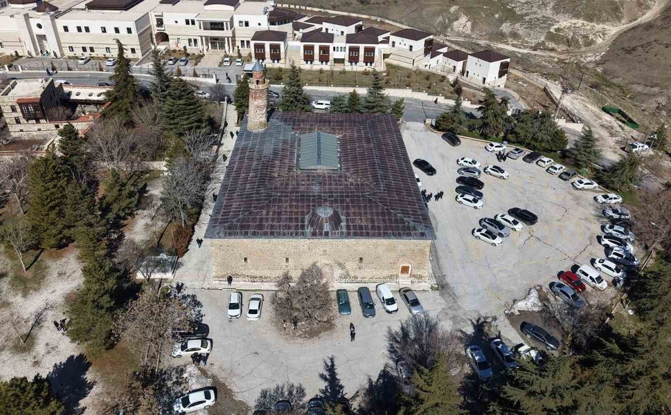 Tarihi Ulu Cami'de Ramazan Ayının İlk Cuma Namazı Eda Edildi