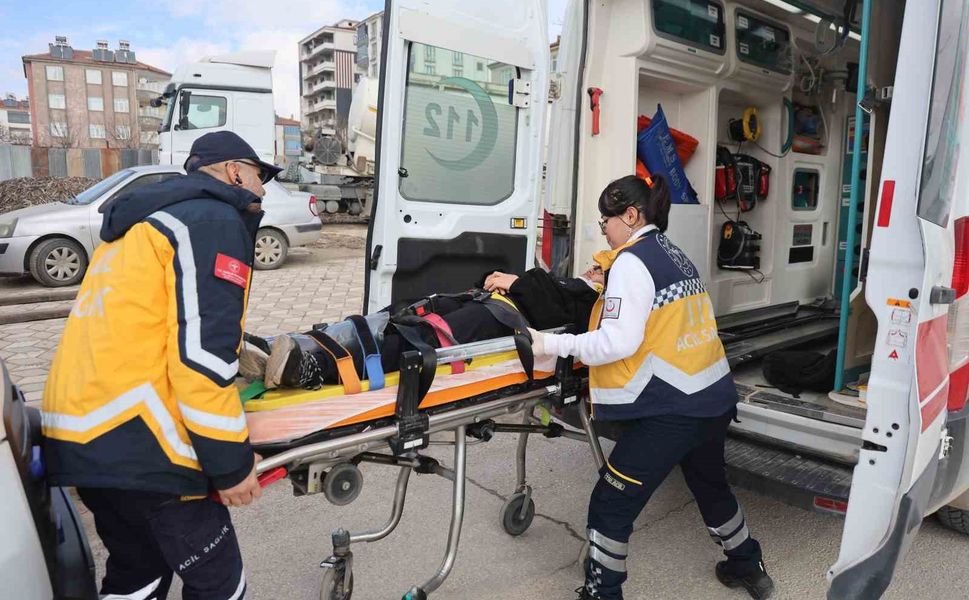 Ters yöne giren kamyonet, öğrenci servisine çarptı: 9 yaralı