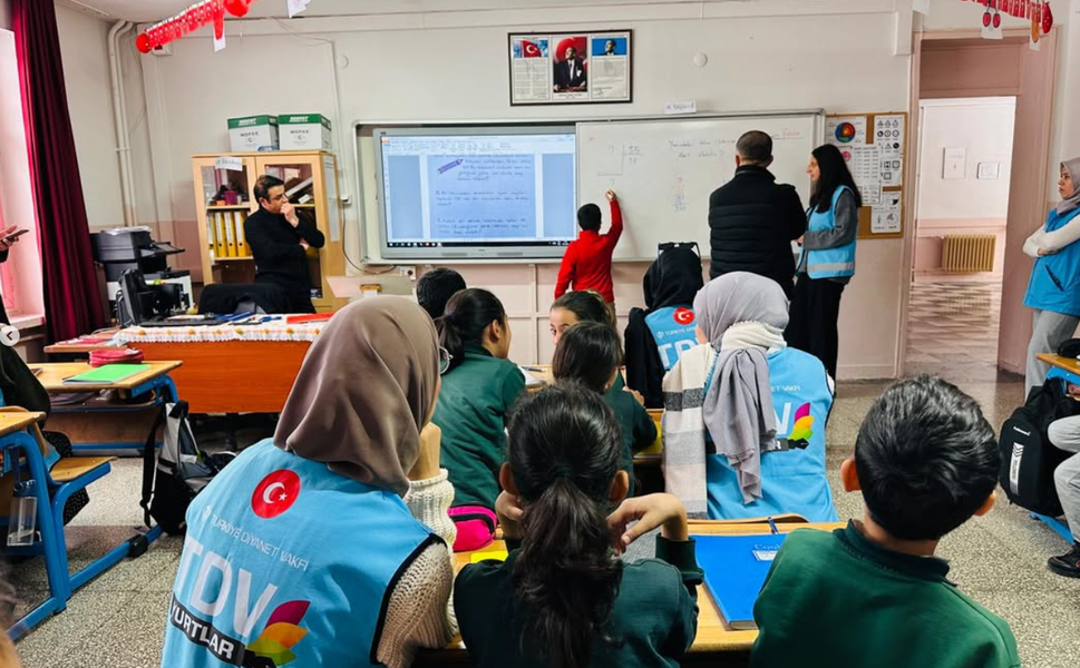 TDV Elazığ Kız Yurdu Öğrencilerinden Miniklere Anlamlı Karne Hediyesi