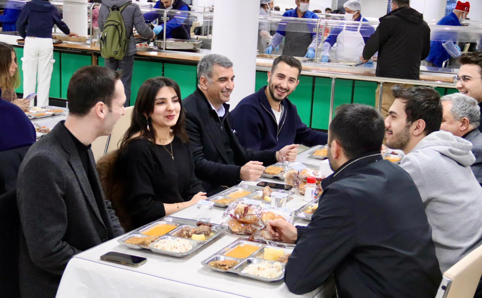 Gürsel Erol Öğrencilerle Aynı Sofrada: 5 Bin Kişilik İftar