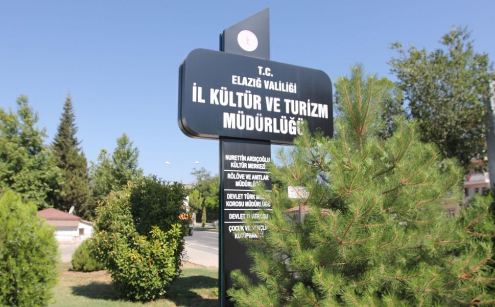 İzmir Devlet Tiyatrosu’ndan “Kaçaklar” Nurettin Ardıçoğlu Kültür Merkezi’nde Sahnelenecek