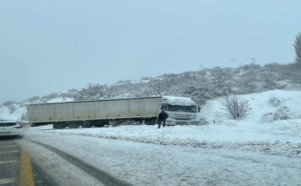 Elazığ'da Şarampole Kayan Tır Kara Saplandı