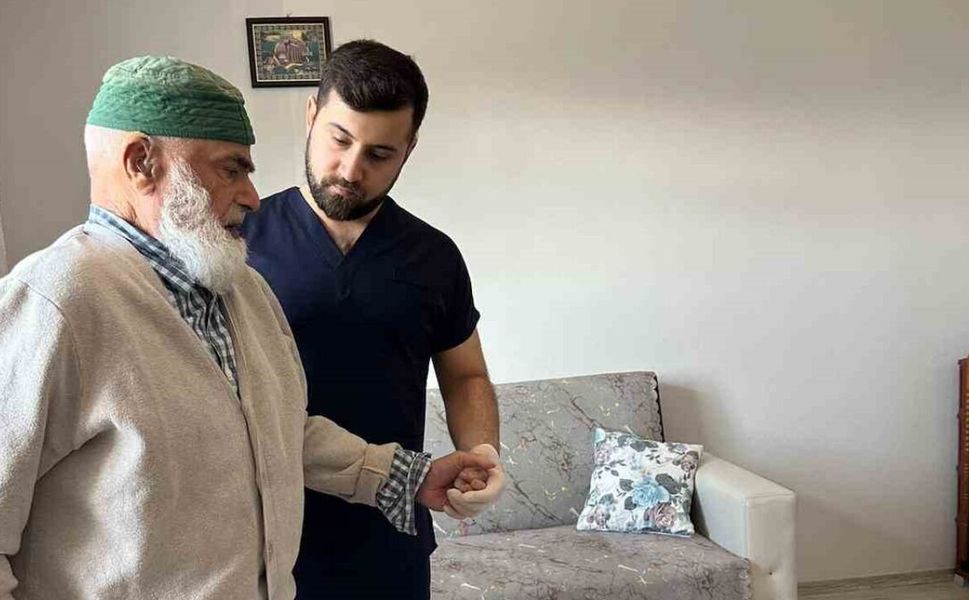 Kovancılar'da bir ilk: Evde fizik tedavi uygulaması